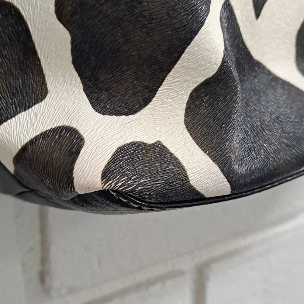 Mondo Giraffe Print Shoulder Bag. - Picture 7 of 13